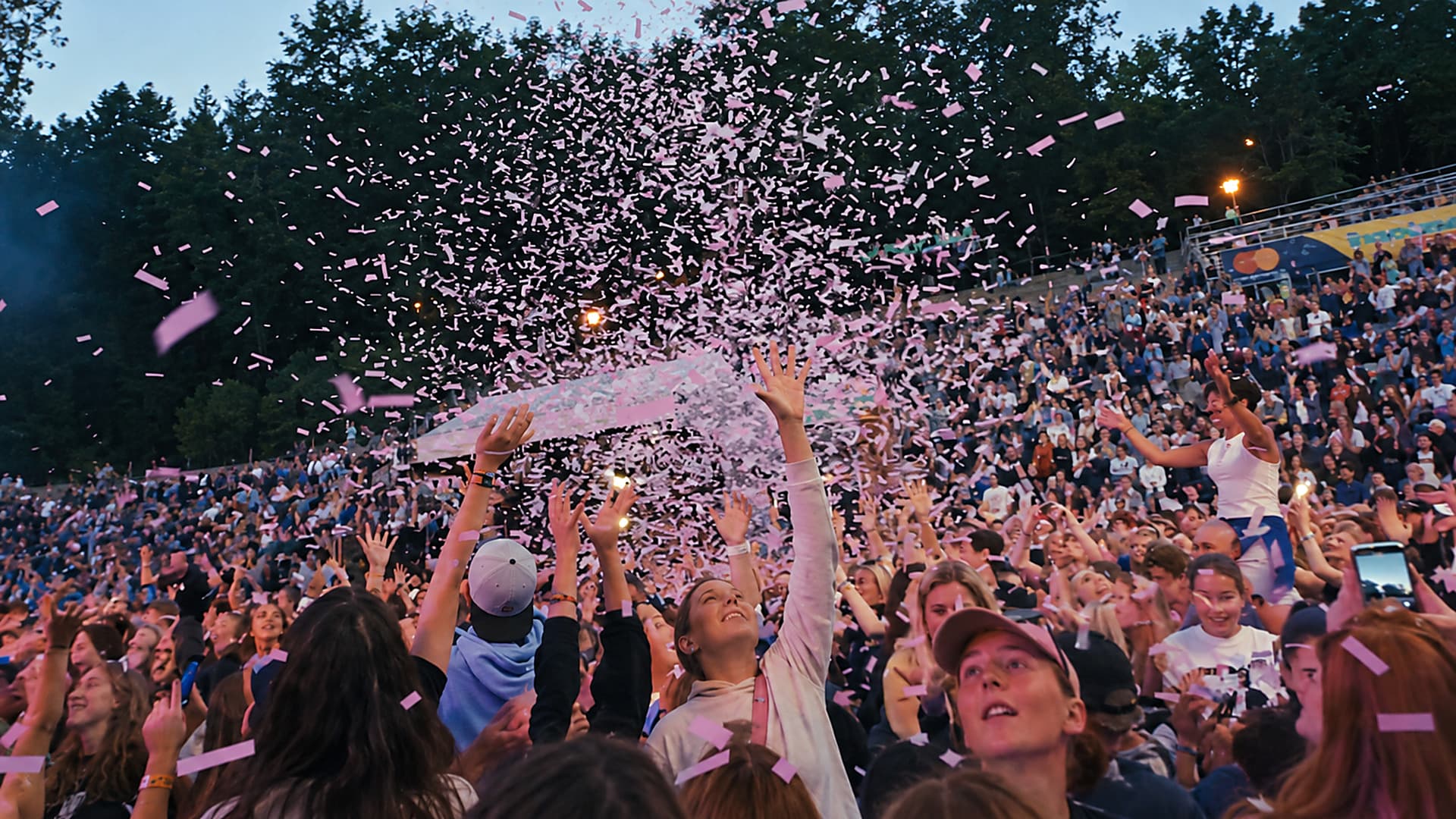 Dav návštěvníků Vysočina Festu pod padajícími konfetami